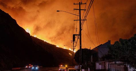 Dick Van Dyke and His Wife Evacuate Malibu Home Amid。